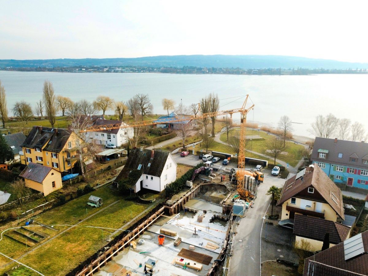 Luftaufnahme der Baugrube, Blickrichtung: Bodensee und Alpen - 05.03.2018